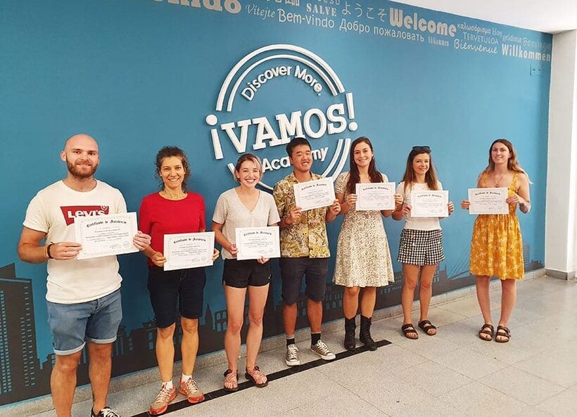 Alumnos de VAMOS Academy con sus certificados